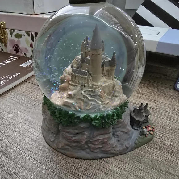 Enesco Wizarding World of Harry Potter Hogwarts Castle Water Globe - Picture 1 of 4